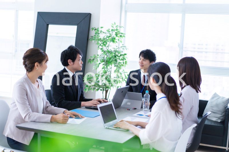 コンサルティング会社で働くビジネスパーソン