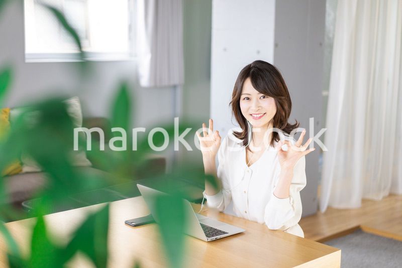 在宅勤務でオンライン会議をする若いキャリアウーマン