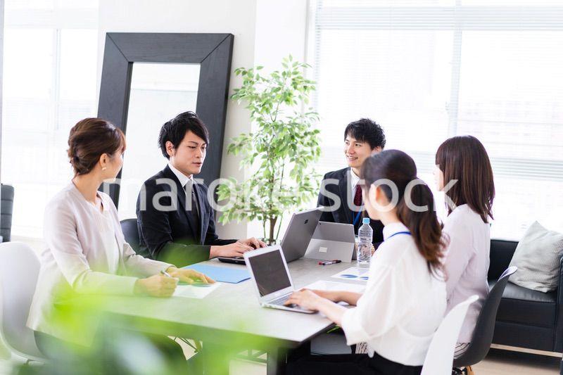 オフィスで仕事をする若いビジネスパーソン