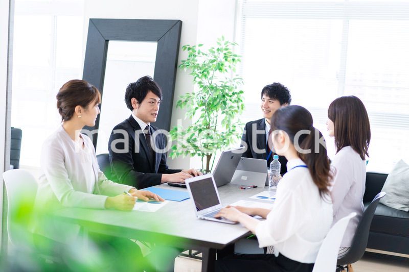 ミーティングをするビジネスパーソン