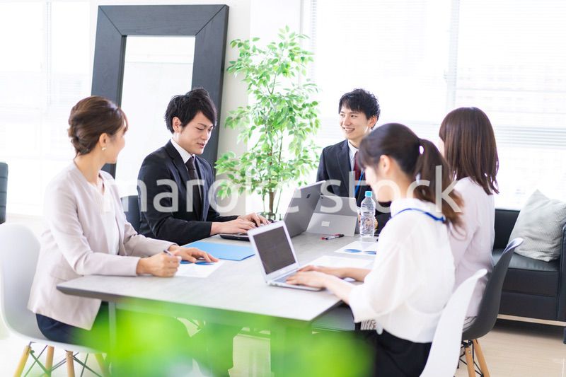 明るいオフィスでミーティングをするビジネスパーソン