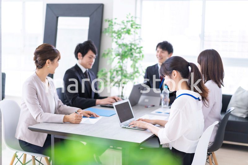 オフィスでビジネスミーティングをする会社員