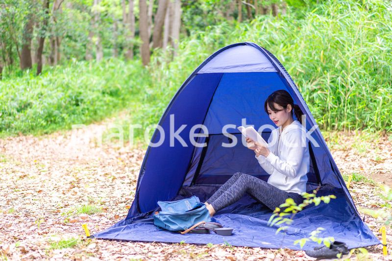 ソロキャンプを楽しむ若い女性