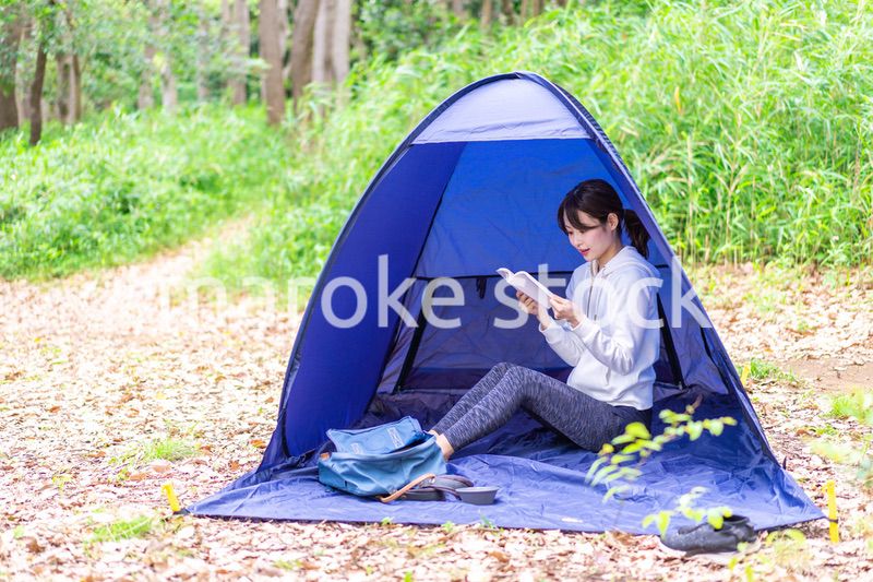 ソロキャンプを楽しむ若い女性