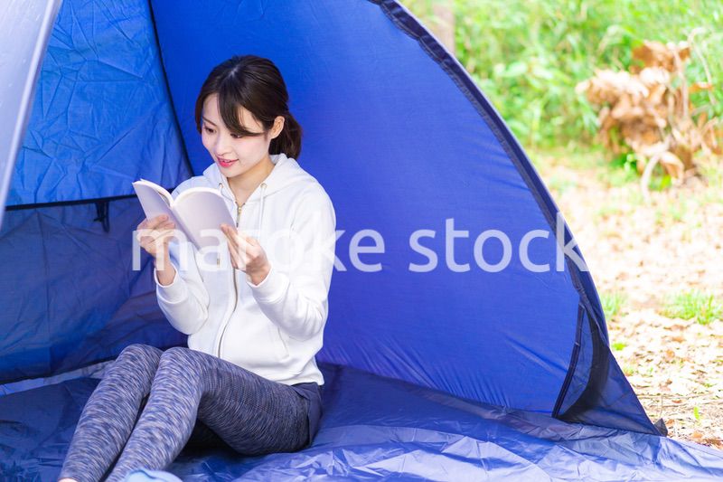 ソロキャンプをする若い女性