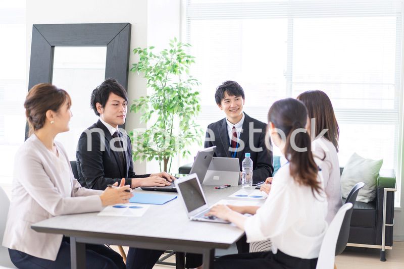 明るいオフィスでミーティングをするビジネスパーソン