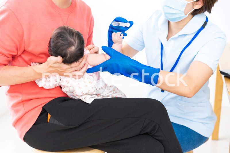 病院で治療を受ける赤ちゃん