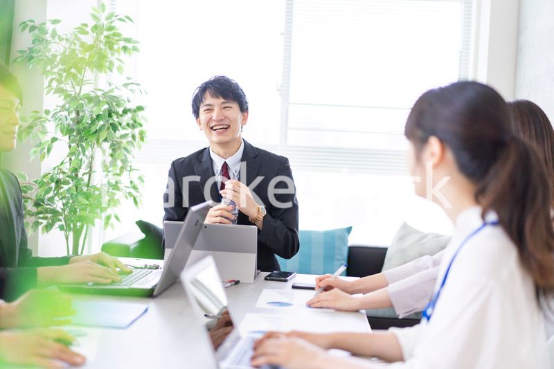 オフィスで仕事をするビジネスパーソン