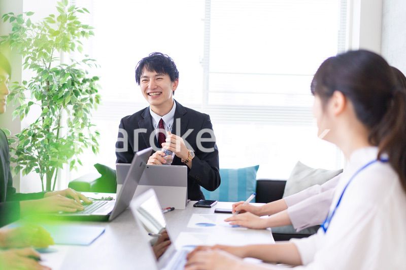 明るいオフィスでミーティングをするビジネスパーソン