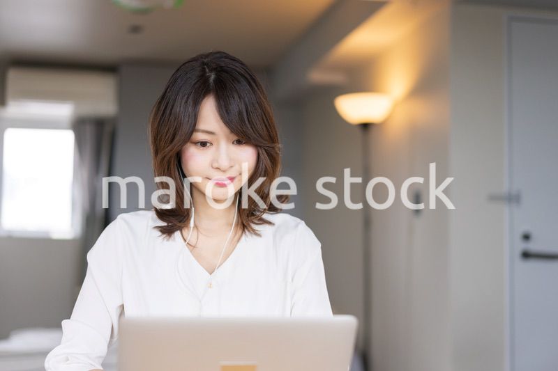 在宅勤務でオンライン会議をする若いキャリアウーマン