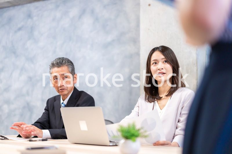 クライアントとの打ち合わせをする社長と秘書