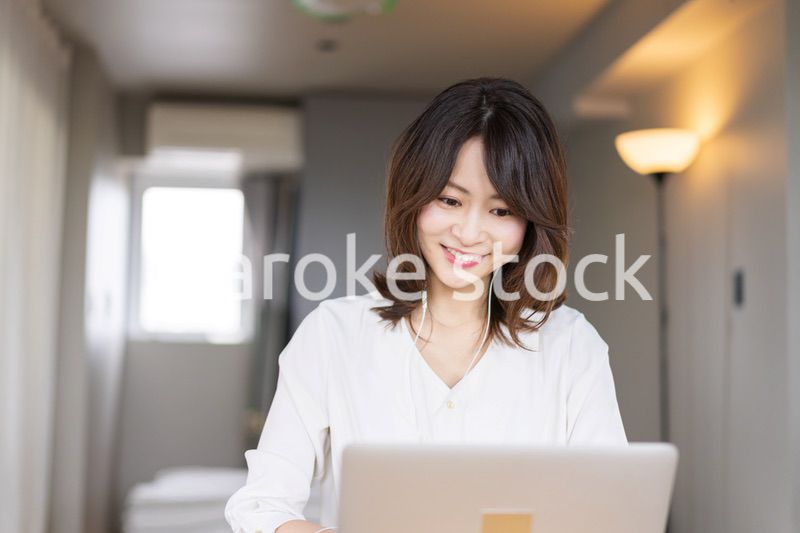 在宅勤務でオンライン会議をする若いキャリアウーマン