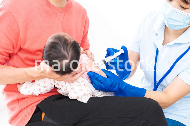 病院で治療を受ける赤ちゃん