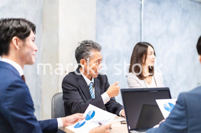 明るい雰囲気で会議をするビジネスパーソン