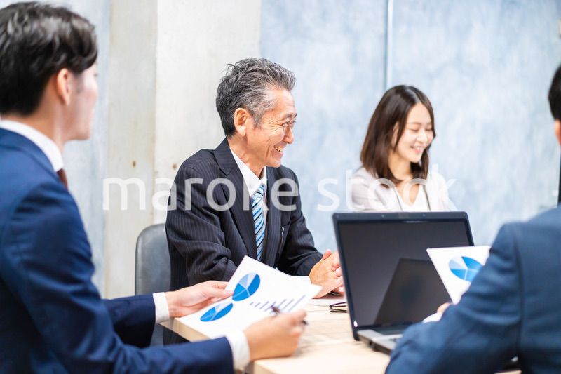 オフィスで会議をするビジネスパーソン