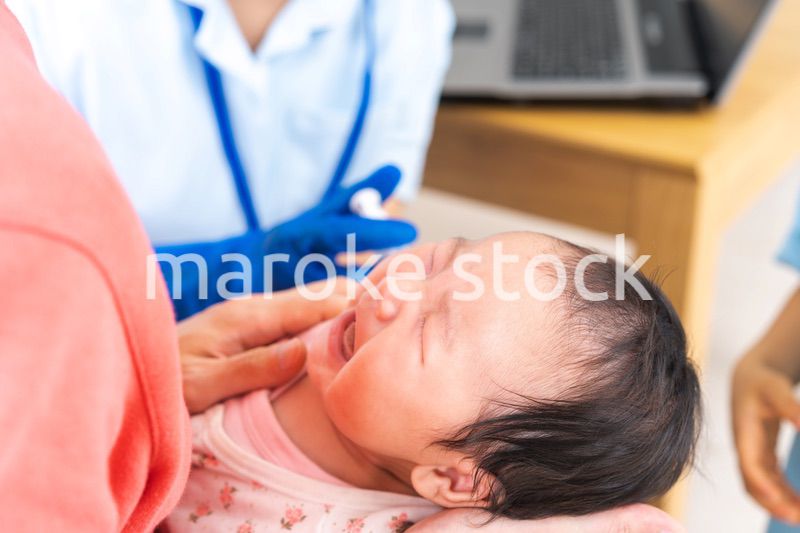 病院で治療を受ける赤ちゃん
