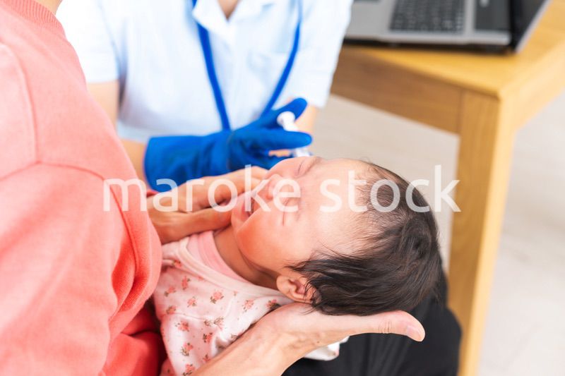 病院で治療を受ける赤ちゃん