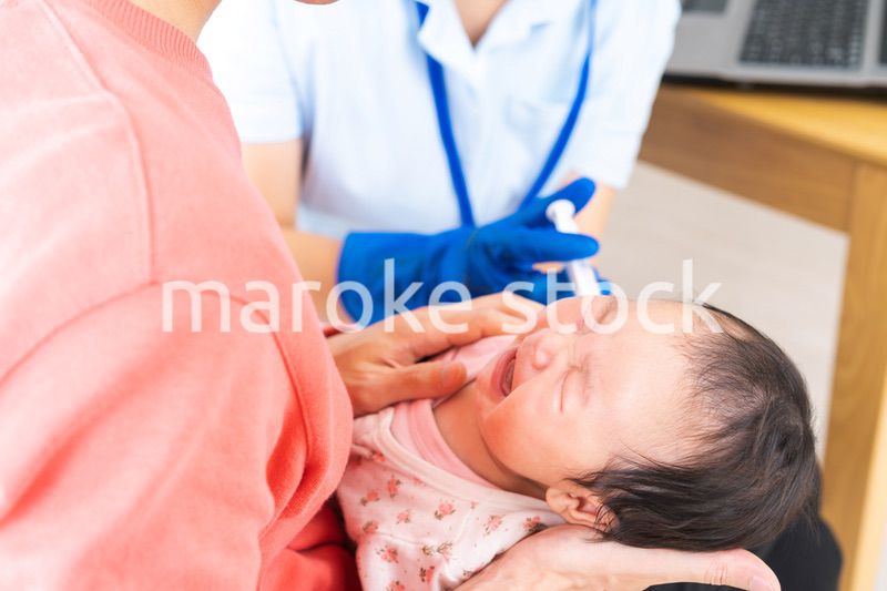 病院で治療を受ける赤ちゃん