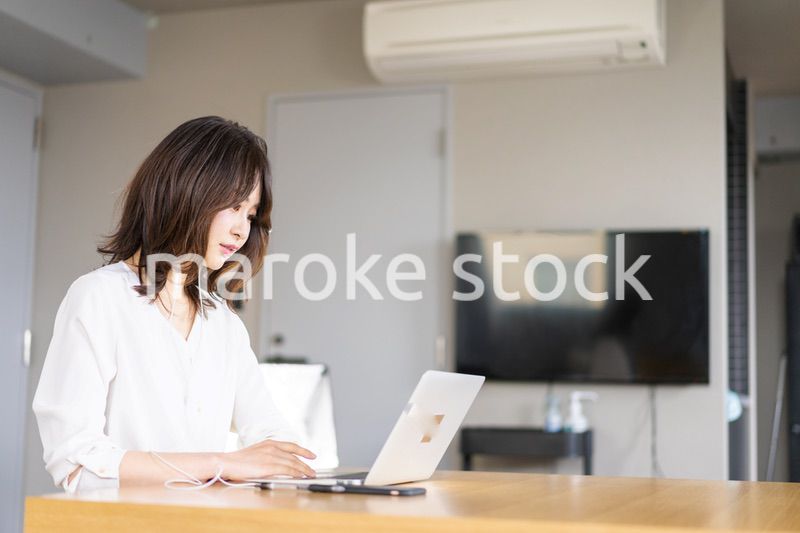 在宅勤務でオンライン会議をする若いキャリアウーマン