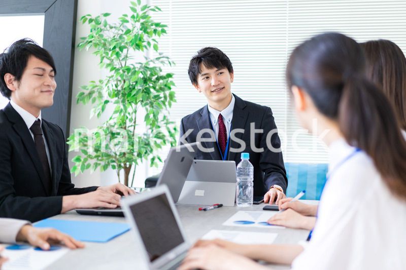 ミーティングをするビジネスパーソン