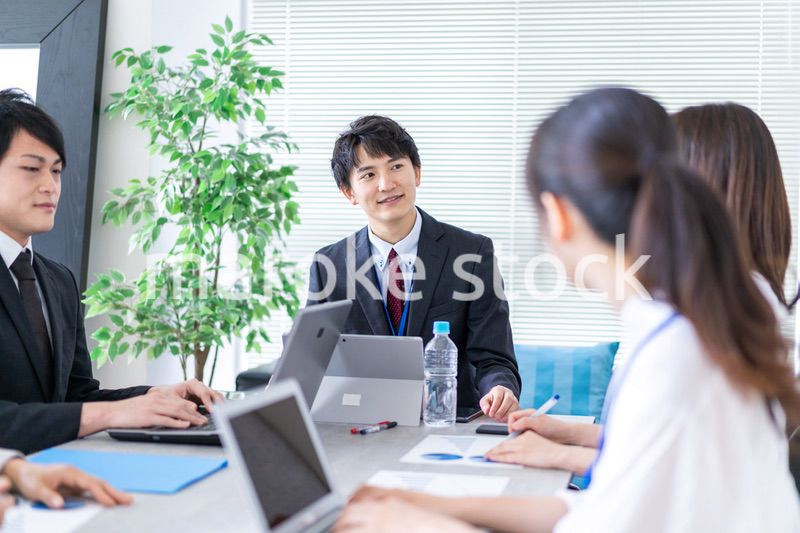 楽しくオフィスで働くビジネスパーソン