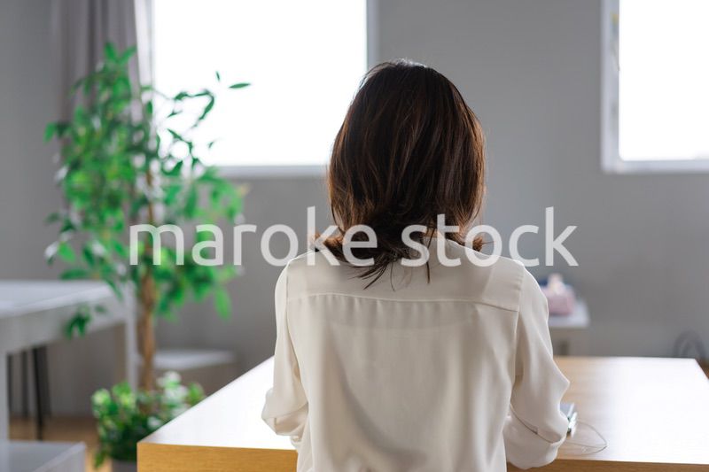 在宅勤務でオンライン会議をする若いキャリアウーマン