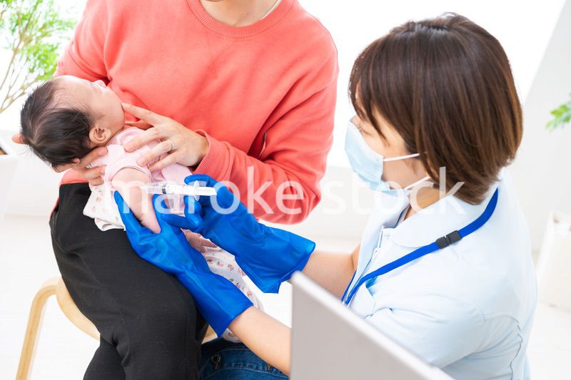 病院で治療を受ける赤ちゃん