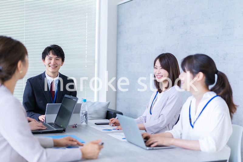 コンサルティング会社で働くビジネスパーソン