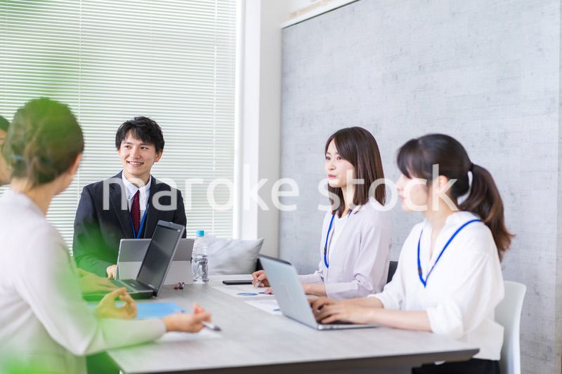 オフィスでミーティングをするビジネスパーソン