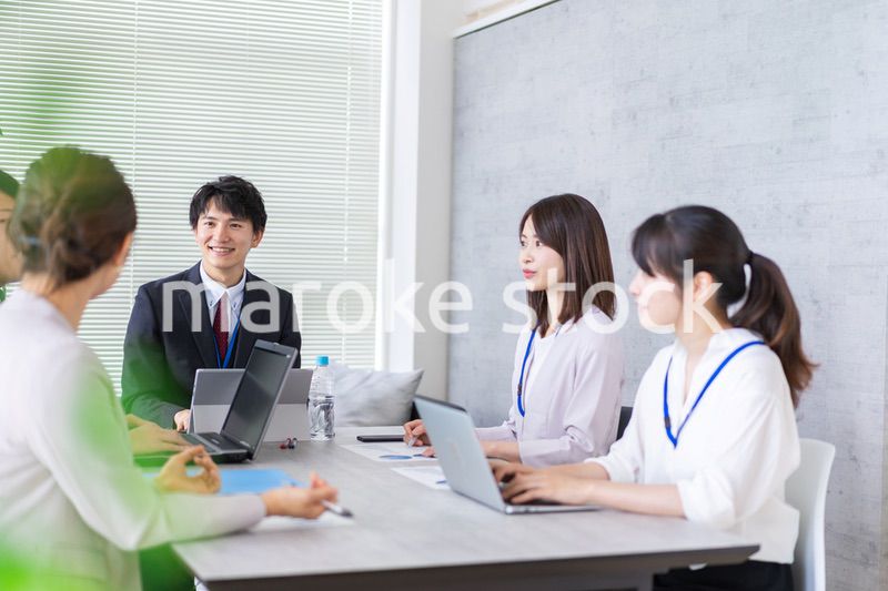 オフィスでビジネスミーティングをする会社員