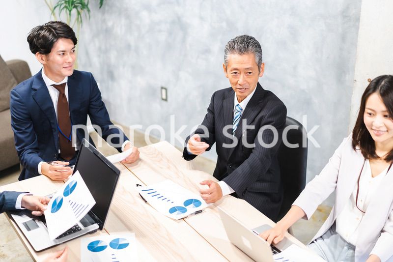 明るい雰囲気で会議をするビジネスパーソン