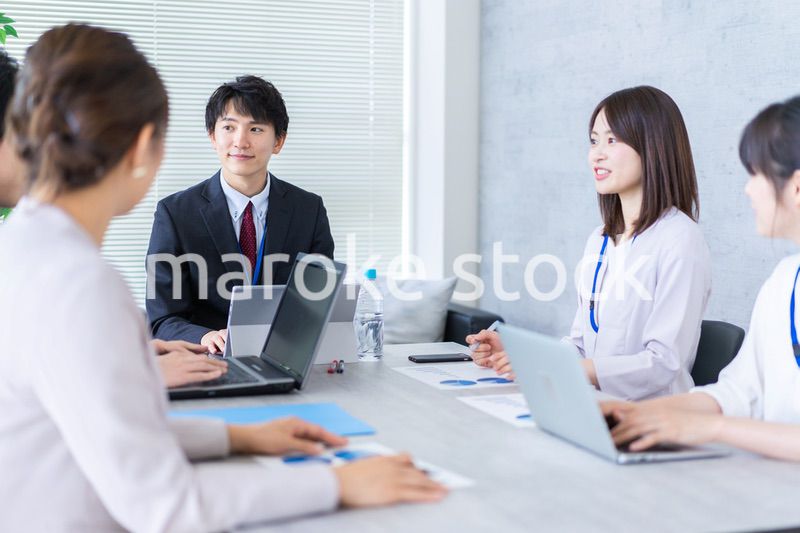 コンサルティング会社で働くビジネスパーソン