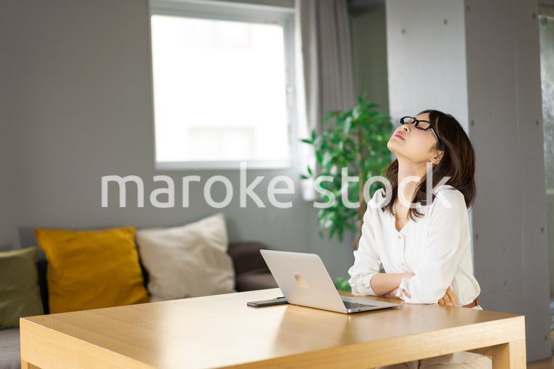 長時間のテレワークで疲れたビジネスウーマン