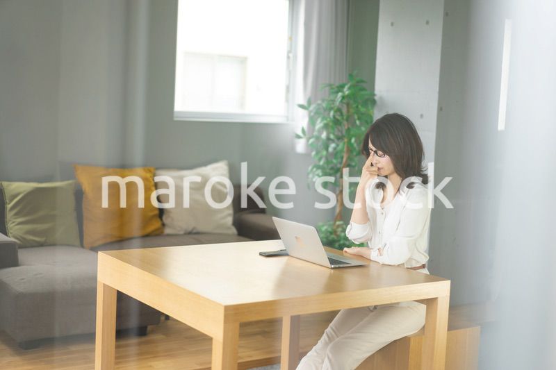 長時間のテレワークで疲れたビジネスウーマン