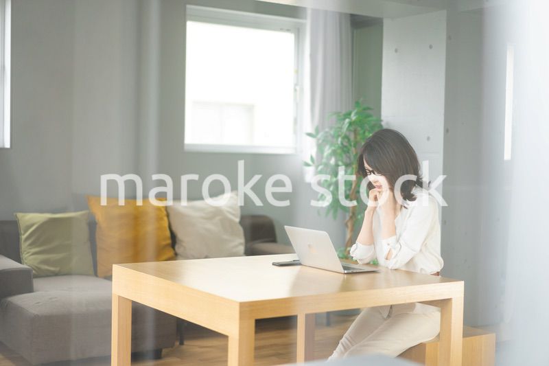 長時間のテレワークで疲れたビジネスウーマン