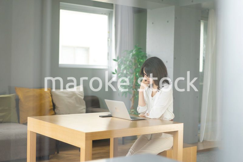 長時間のテレワークで疲れたビジネスウーマン
