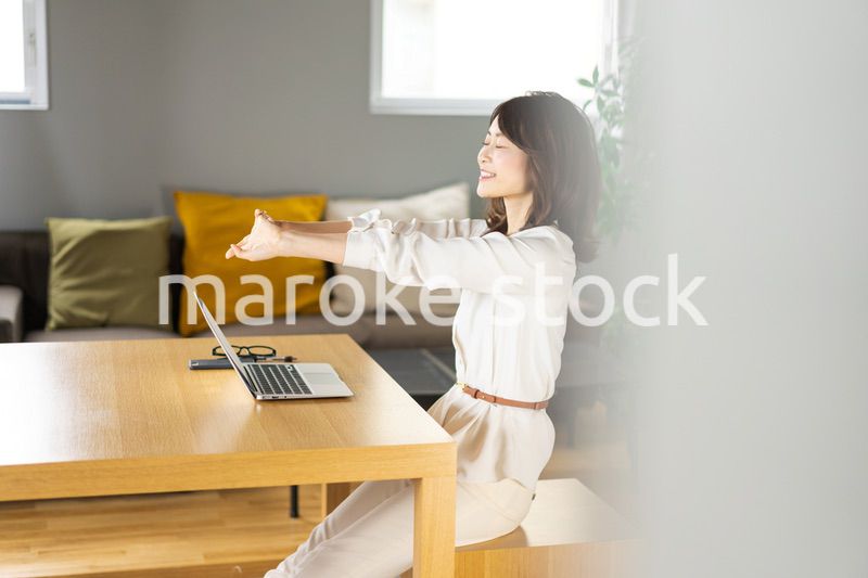 長時間のテレワークで疲れたビジネスウーマン