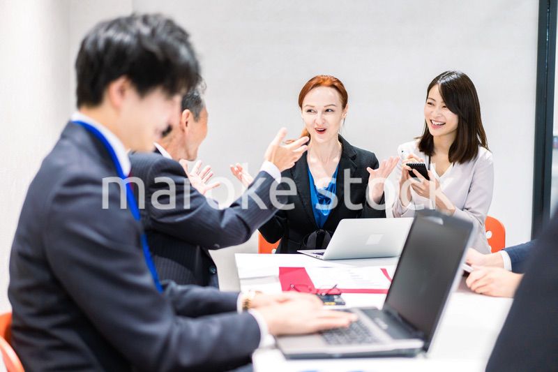 オフィスで働くビジネスパーソン