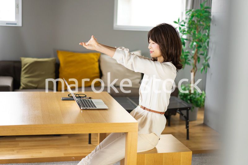 長時間のテレワークで疲れたビジネスウーマン