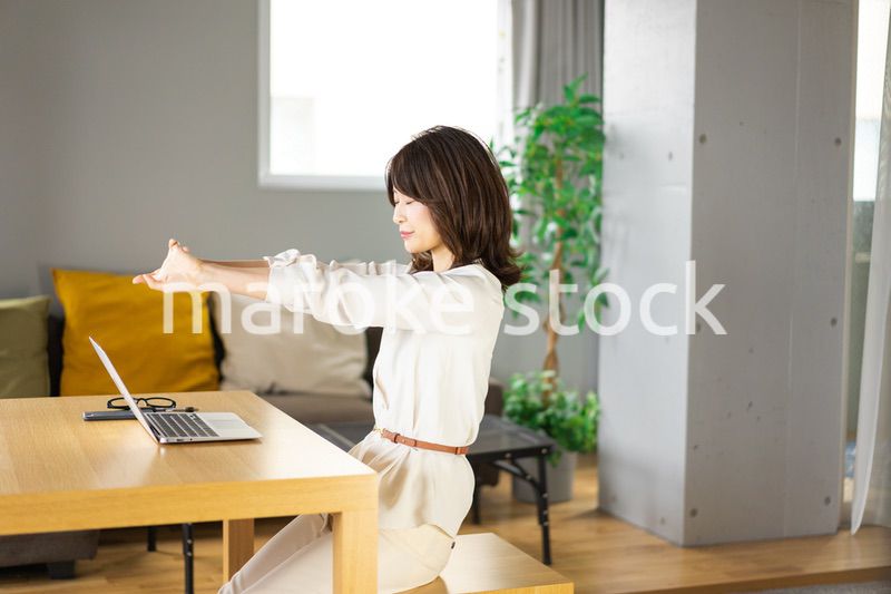 長時間のテレワークで疲れたビジネスウーマン