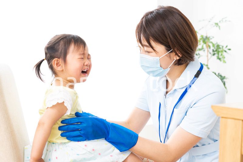 小児科のクリニックで治療を受ける女の子