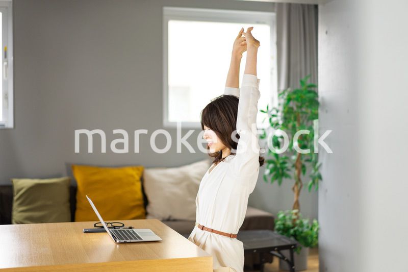 長時間のテレワークで疲れたビジネスウーマン