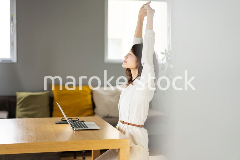 長時間のテレワークで疲れたビジネスウーマン