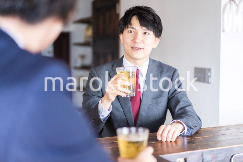 居酒屋でビールを飲むビジネスマン