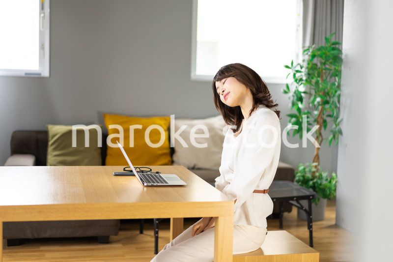 長時間のテレワークで疲れたビジネスウーマン