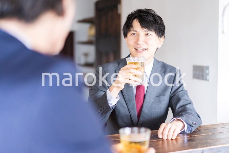 居酒屋でビールを飲むビジネスマン