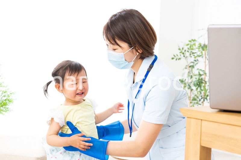 小児科のクリニックで治療を受ける女の子