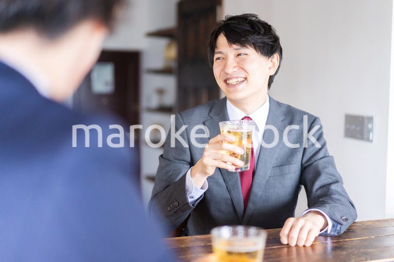 居酒屋でビールを飲むビジネスマン