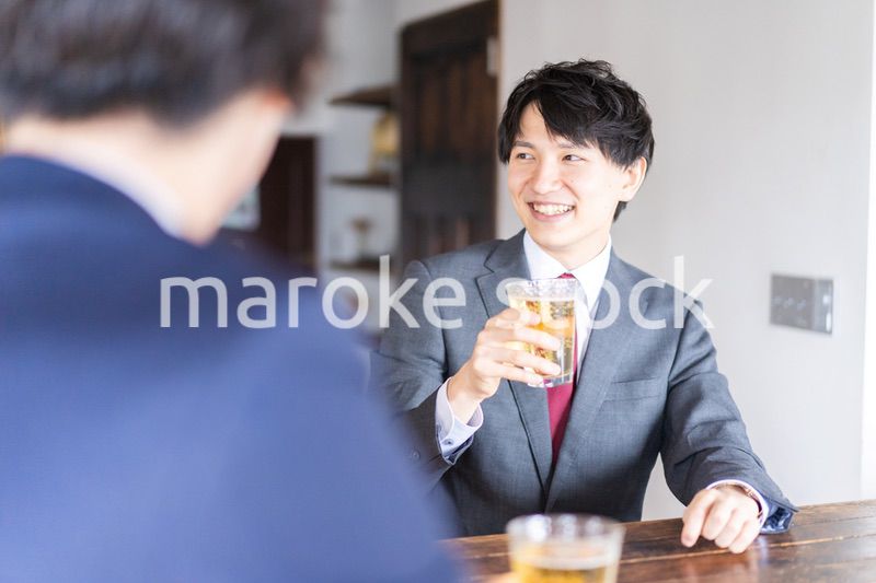 居酒屋でビールを飲むビジネスマン