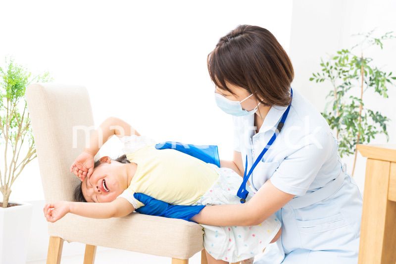 小児科のクリニックで治療を受ける女の子